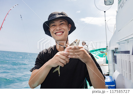 海釣りを楽しむ男性 117585727