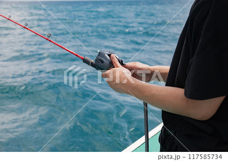 海釣りを楽しむ男性 117585734