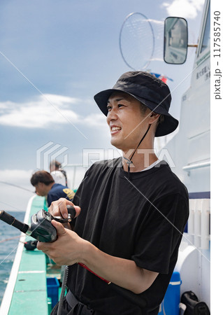 海釣りを楽しむ男性 117585740