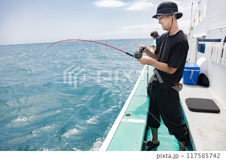 海釣りを楽しむ男性 海釣りを楽しむ男性 117585742