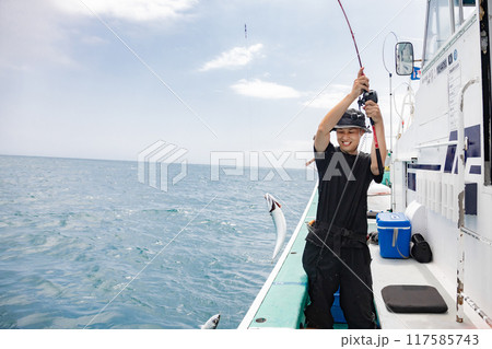 海釣りを楽しむ男性 117585743