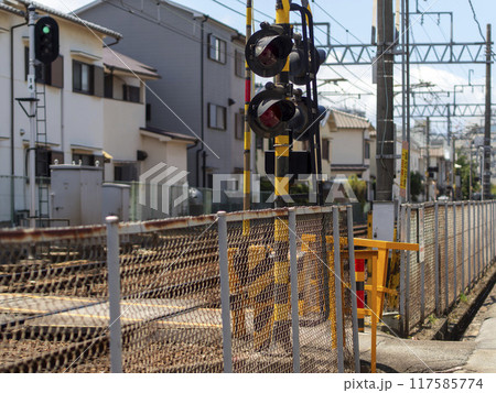 住宅地の狭い踏切 117585774