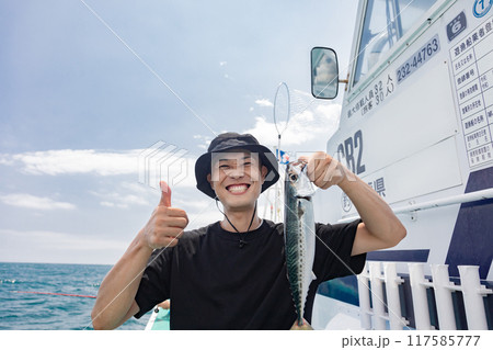 海釣りを楽しむ男性 117585777