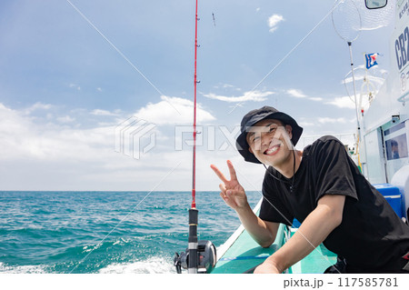海釣りを楽しむ男性 117585781