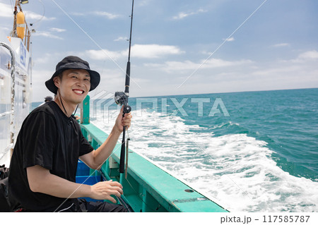 海釣りを楽しむ男性 117585787