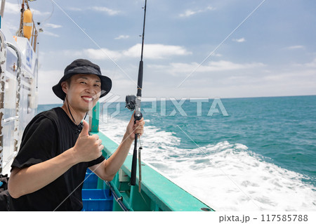 海釣りを楽しむ男性 117585788