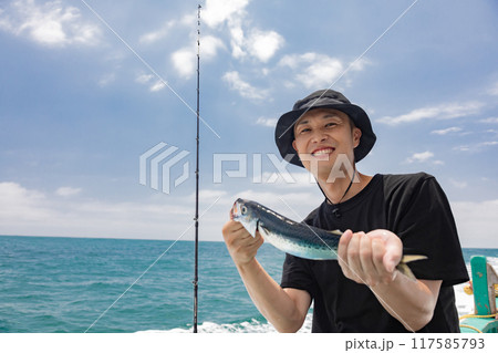 海釣りを楽しむ男性 117585793