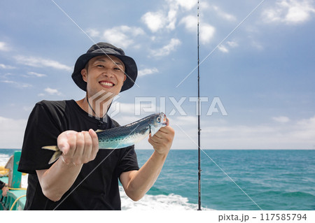 海釣りを楽しむ男性 海釣りを楽しむ男性 117585794
