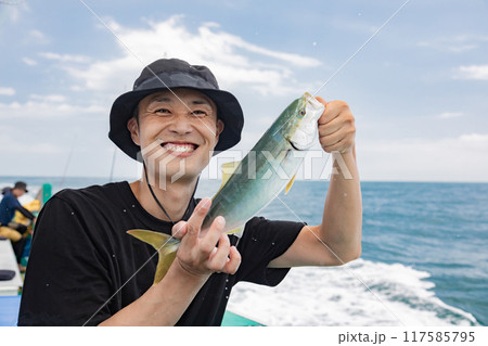 海釣りを楽しむ男性 海釣りを楽しむ男性 117585795