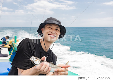 海釣りを楽しむ男性 海釣りを楽しむ男性 117585799