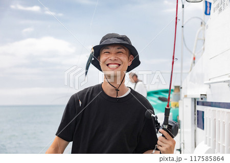 海釣りを楽しむ男性 海釣りを楽しむ男性 117585864