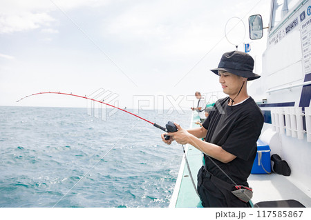 海釣りを楽しむ男性 117585867