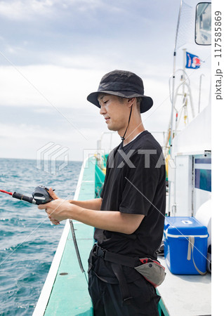 海釣りを楽しむ男性 海釣りを楽しむ男性 117585869