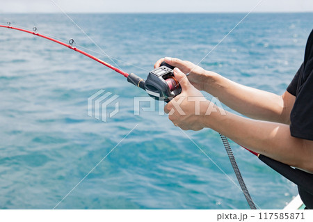 海釣りを楽しむ男性 117585871