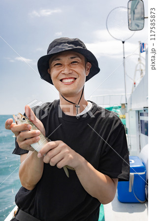 海釣りを楽しむ男性 海釣りを楽しむ男性 117585873