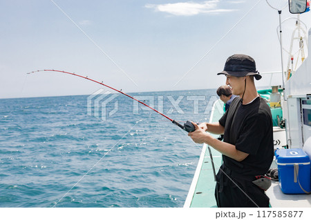 海釣りを楽しむ男性 117585877