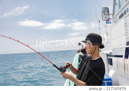 海釣りを楽しむ男性 117585879