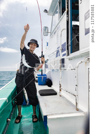 海釣りを楽しむ男性 117585881