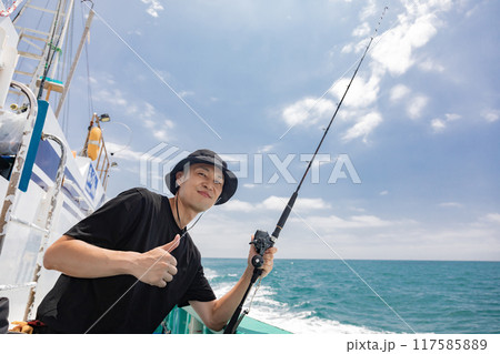 海釣りを楽しむ男性 117585889