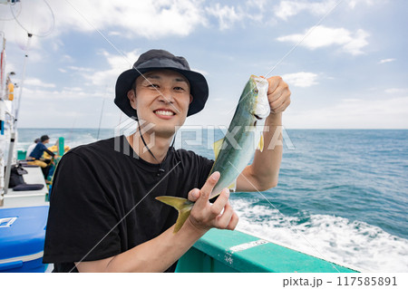 海釣りを楽しむ男性 117585891