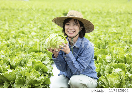 収穫した野菜を持つ女性 117585902