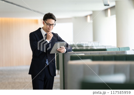 タブレットを見るビジネスマン 117585959