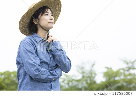 腕を組んで考える若い女性 腕を組んで考える若い女性 117586007