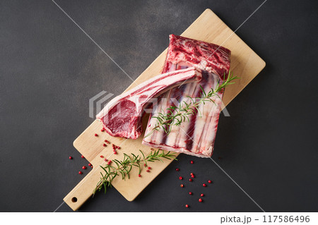 北海道産　エゾシカ肉　ジビエ　骨付きロース 117586496