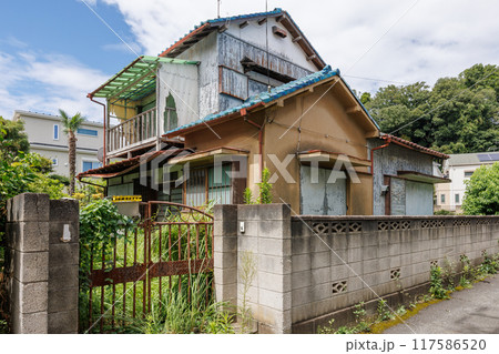 風雨に晒され傷んだ2階建ての空家 117586520