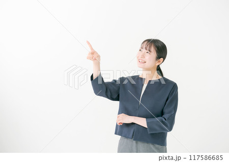 スーツ姿の20代女性 117586685