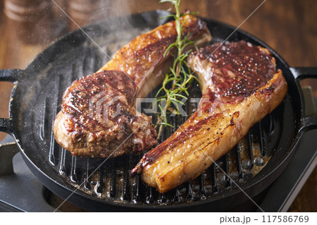 北海道産エゾシカ肉を鉄板で焼く ジビエ 骨付きロース 北海道産エゾシカ肉を鉄板で焼く ジビエ 骨付きロース 117586769