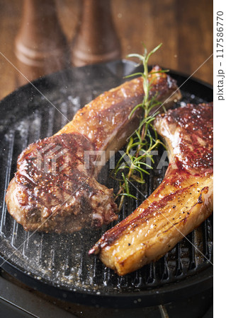北海道産エゾシカ肉を鉄板で焼く　ジビエ　骨付きロース 117586770