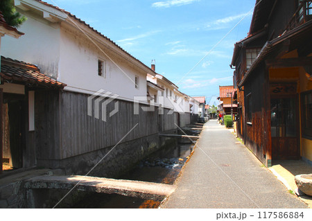鳥取県の観光地倉吉白壁土蔵群と赤瓦 117586884