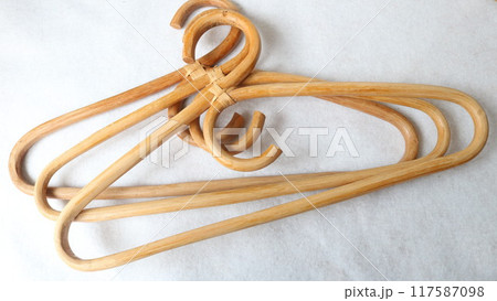 白い布の上の木製のおしゃれなハンガー 117587098