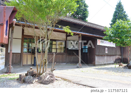 JR肥薩線 真幸駅の木造駅舎 117587121