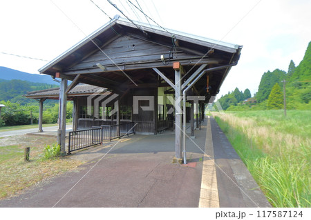 運休が続き雑草で埋もれた肥薩線の矢岳駅（熊本県人吉市） 117587124