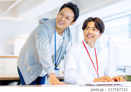 男性　2人のビジネスシーン 撮影協力：WEEK芝大門(サンフロンティア不動産) 117587152