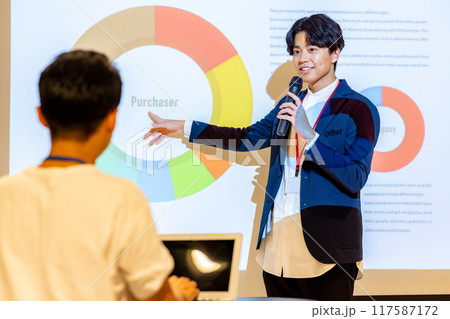 プレゼンをする若い男性 撮影協力:WEEK芝大門(サンフロンティア不動産) プレゼンをする若い男性 撮影協力:WEEK芝大門(サンフロンティア不動産) 117587172