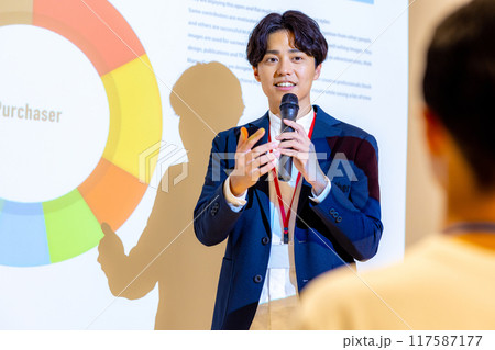 プレゼンをする若い男性 撮影協力：WEEK芝大門(サンフロンティア不動産) 117587177