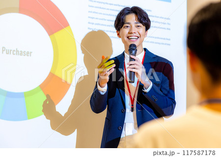 プレゼンをする若い男性 撮影協力：WEEK芝大門(サンフロンティア不動産) 117587178