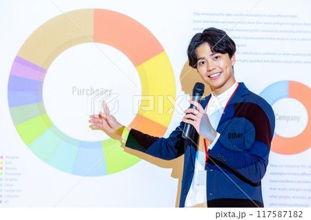 プレゼンをする若い男性 撮影協力:WEEK芝大門(サンフロンティア不動産) プレゼンをする若い男性 撮影協力:WEEK芝大門(サンフロンティア不動産) 117587182