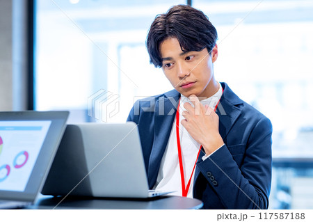 オフィスで働く男性 撮影協力：WEEK芝大門(サンフロンティア不動産) 117587188