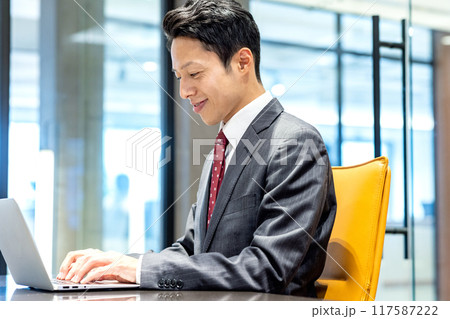 スーツのビジネスマン 撮影協力:WEEK芝大門(サンフロンティア不動産) スーツのビジネスマン 撮影協力:WEEK芝大門(サンフロンティア不動産) 117587222