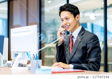 電話対応をするビジネスマン 撮影協力:WEEK芝大門(サンフロンティア不動産) 電話対応をするビジネスマン 撮影協力:WEEK芝大門(サンフロンティア不動産) 117587248