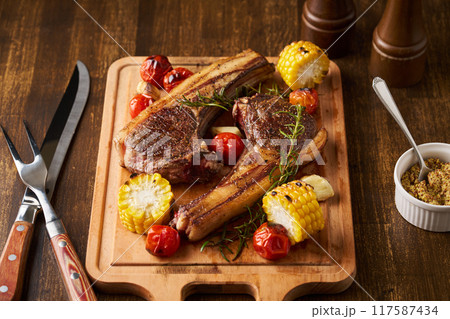 グリルした北海道産エゾシカ肉　鹿肉　ジビエ料理 117587434