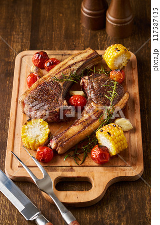 グリルした北海道産エゾシカ肉　鹿肉　ジビエ料理 117587435