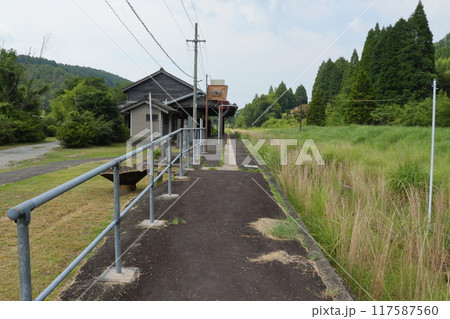 運休が続き雑草で埋もれた肥薩線の矢岳駅（熊本県人吉市） 117587560