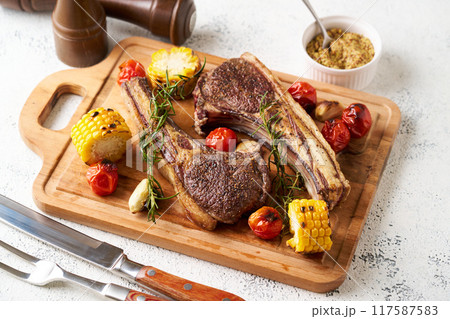 グリルした北海道産エゾシカ肉　鹿肉　ジビエ料理 117587583