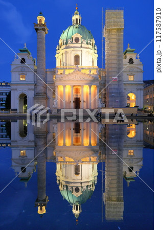 中央ヨーロッパのオーストリア　世界文化遺産ウィーン歴史地区　ライトアップのカールス教会と水鏡の夜景 117587910