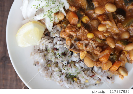 豆入り野菜たっぷりキーマカレー　十五穀米のカレーライス 117587923